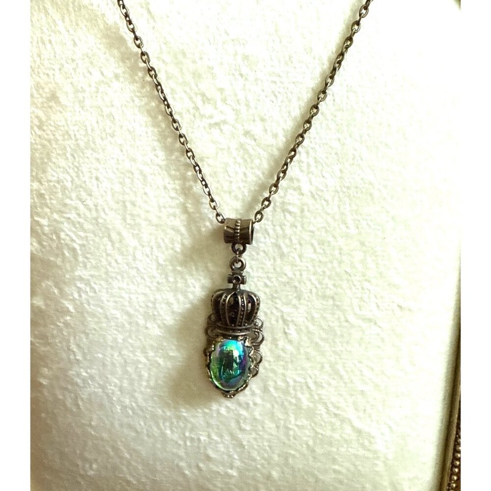 Vintage-Style Iridescent Green Pendant Necklace Ornate Crown Design Silver-Tone